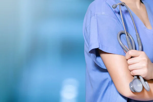 Stetoskop tutan genç bir kadın doktor.