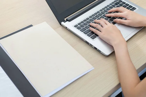 Ofiste çalışan yakın plan resim