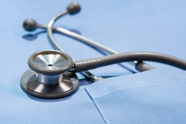 Steteskoplu bir masada tıbbi üniforma.
