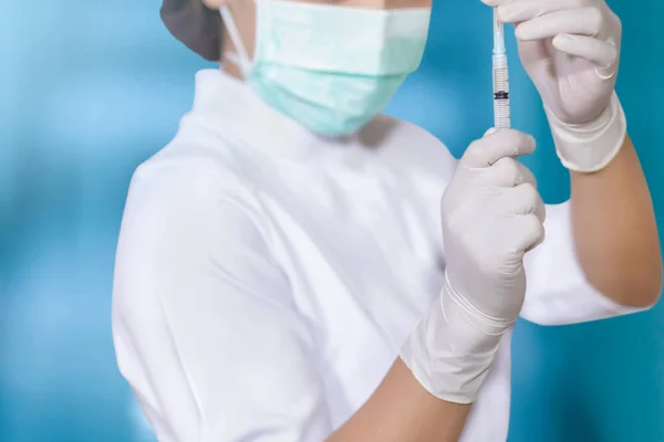 Yakın plan görüntü şırıngası Genç kadın doktor 