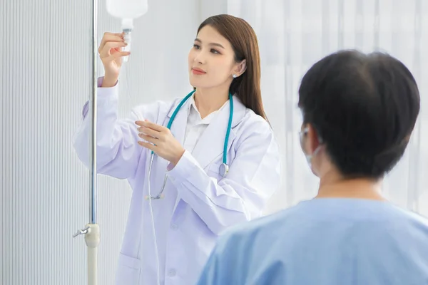 Doktor kadın hastanede genç bir adamla ilgileniyor.