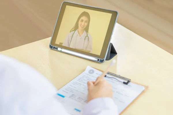 Kadının doktoruyla yaptığı görüntüler dizüstü bilgisayar.