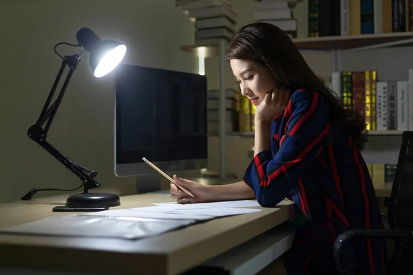 İş kadını geceleri karanlık ofiste tek başına çalışıyor.