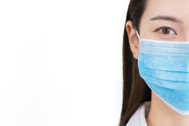 Doktor kadın Coronavirus 'u korumak için maske takıyor.