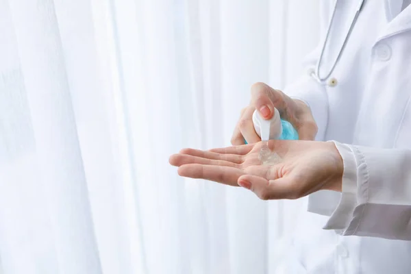 El yıkamak için alkol jelini sık.