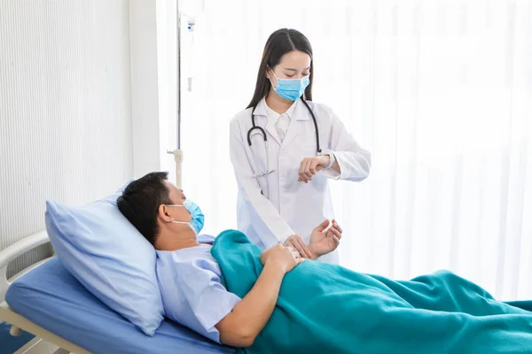 Doktor hastahanede nabız ve basınç kontrolü yapıyor.