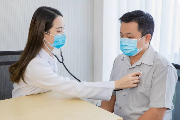 Doktor, hastanede steteskopla cesedi kontrol et.