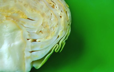 Yeşil arka planda yeşil lahana kesimi, vejetaryen, vitamin dolu sağlıklı yiyecekler.