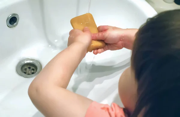 Una Niña Lava Las Manos Con Jabón Bajo Agua Corriente — Foto de Stock