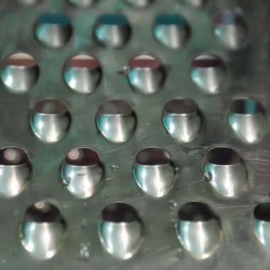 Metal rendesi parçası. Sebzeler için rende. Mutfak aksesuarları. Yemek pişirmek için araçlar.