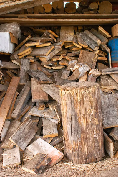 Hromada Starých Dřevěných Štěpků Šrotu Dřevěných Bloků Starých Desek — Stock fotografie