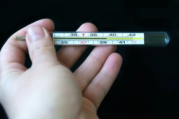 Высокотемпературный Термометр Удерживается Руке Женщины Темном Фоне — стоковое фото