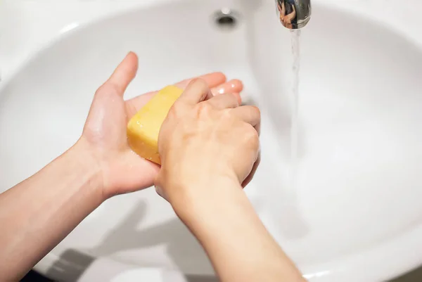 Uma Jovem Lava Mãos Com Sabão Banheiro Close Higiene Uma — Fotografia de Stock