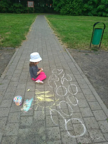 Счастливая Маленькая Девочка Рисует Цветными Карандашами Сидя Тротуаре Дети Рисуют — стоковое фото