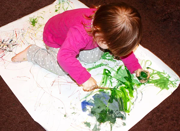 Маленький Ребенок Рисует Гуашью Кисточкой Белом Листе Бумаги Полу Вид — стоковое фото