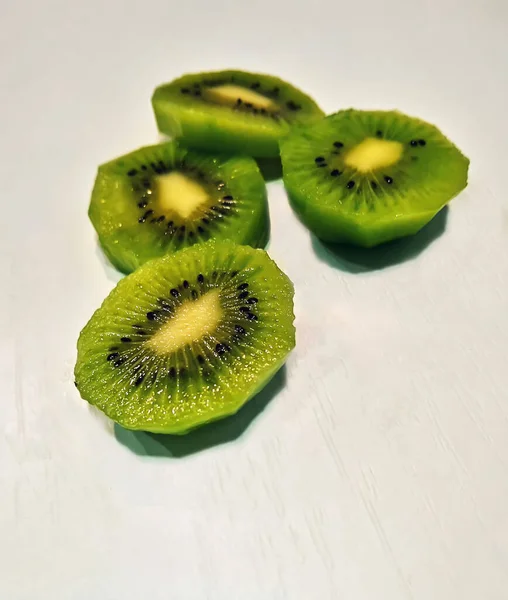 Rodajas Kiwi Verde Están Sobre Mesa — Foto de Stock