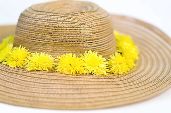 Păpădia Galbenă Află Pălărie Paie Fundal Alb Pălărie Pentru Femei — Fotografie, imagine de stoc