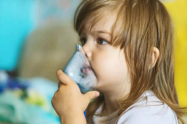 Une Jolie Petite Fille Subit Traitement Médical Par Inhalation Avec — Photo