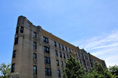 Bronx New York 'ta bir şehir bölgesindeki bir binanın fotoğrafı.