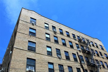 Bronx New York 'ta bir şehir bölgesindeki bir binanın fotoğrafı.
