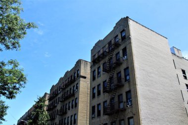 Bronx New York 'ta bir şehir bölgesindeki bir binanın fotoğrafı.