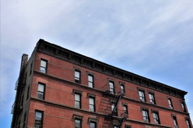 Bronx New York 'ta bir şehir bölgesindeki bir binanın fotoğrafı.