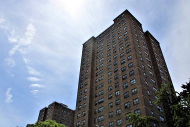 Bronx New York 'ta bir şehir bölgesindeki bir binanın fotoğrafı.