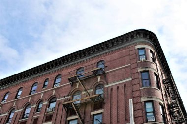 Bronx New York 'ta bir şehir bölgesindeki bir binanın fotoğrafı.