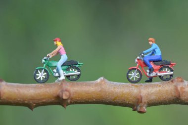 Minyatür insanlar kung fu ustasına karşı karınca adam.