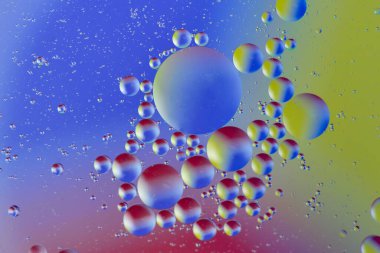 Makro tekniği kullanarak su kabarcığı arkaplanının görüntüsünü kapat.