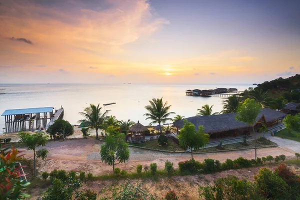 SBS tatil köyü Barelang Batam 'da güzel bir gün batımı