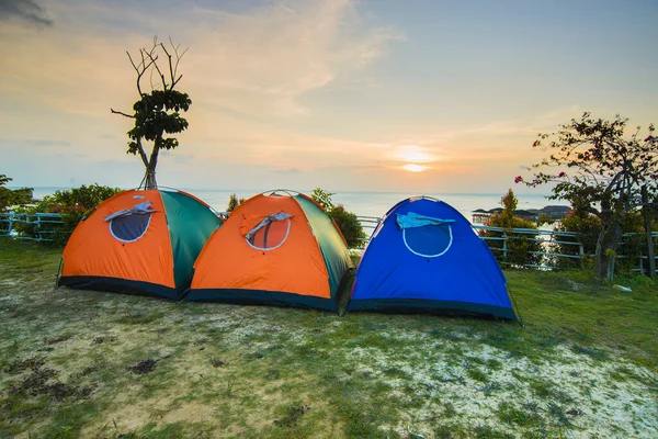 Genieten Van Prachtige Zonsondergang Door Kamperen Een Tent Met Vrienden — Stockfoto