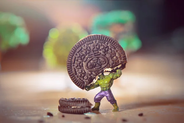 Miniature Figure Hulk Lifts Biscuits — Stock Photo, Image