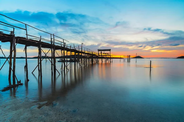 Dřevěný Most Rybářské Vesnici Při Západu Slunce Setokoku Batam Indonésie — Stock fotografie