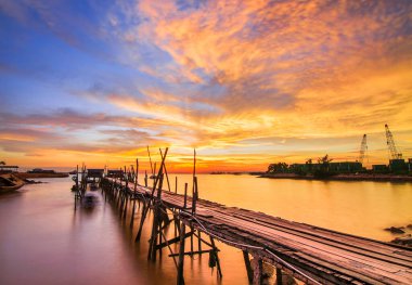 Limandaki güzel günbatımının tadını çıkarın. Alacakaranlıkta çektiğim bu fotoğrafta, bataryadaki insanların limanında olacağım. Gökyüzü o kadar yanıyordu ki onu yakalamak çok ilginçti.
