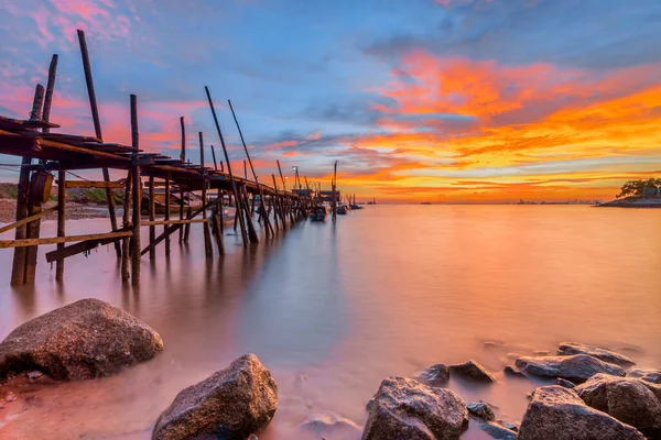 Limandaki Güzel Günbatımının Tadını Çıkarın Alacakaranlıkta Çektiğim Fotoğrafta Bataryadaki Insanların — Stok fotoğraf