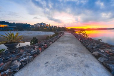 Batam, Endonezya - 09 Aralık 2018 Haris Resort Barelang 'daki güzel Gündoğumunun tadını çıkar 