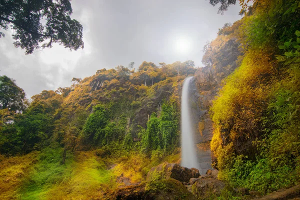 Wodospad Curug Sewu Bruno Jest Pięknym Miejscem Turystycznym Aby Cieszyć — Zdjęcie stockowe