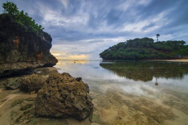 Drini sahilinde gün doğumu, Gunung Kidul Jogjakarta, tepelerle çevrili güzel bir sahil.