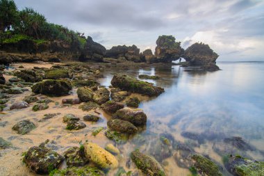 Drini sahilinde gün doğumu, Gunung Kidul Jogjakarta, tepelerle çevrili güzel bir sahil.