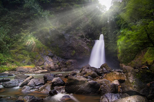 폭포는 자연의 아름다움을 즐기기 아름다운 관광지다 폭포는 인도네시아의 사이에 — 스톡 사진