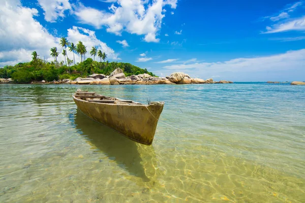 Tekne, Bintan Adası 'ndaki balıkçı köyünde berrak suyun üzerinde süzülürken, gündüz çekilmiş fotoğraflar, Pengudang plajı, Trikora plajı..