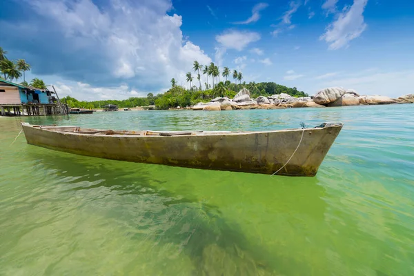 Łódź Unosi Się Nad Czystą Wodą Wiosce Rybackiej Bintan Island — Zdjęcie stockowe