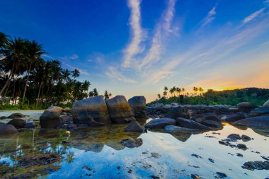 Bintan adasının Trikora kayalıkları arasında güzel bir gün doğumu.