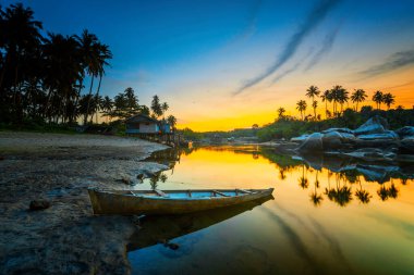 Bintan adasının Trikora kayalıkları arasında güzel bir gün doğumu.