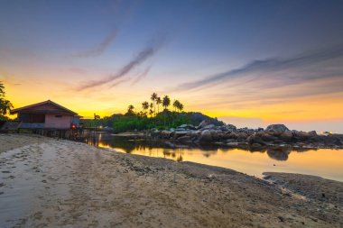 Bintan adasının Trikora kayalıkları arasında güzel bir gün doğumu.
