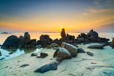 Bintan adasının Trikora kayalıkları arasında güzel bir gün doğumu.