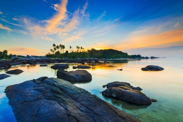 Krásný Východ Slunce Mezi Plážovými Skalami Ostrova Trikora Bintan — Stock fotografie