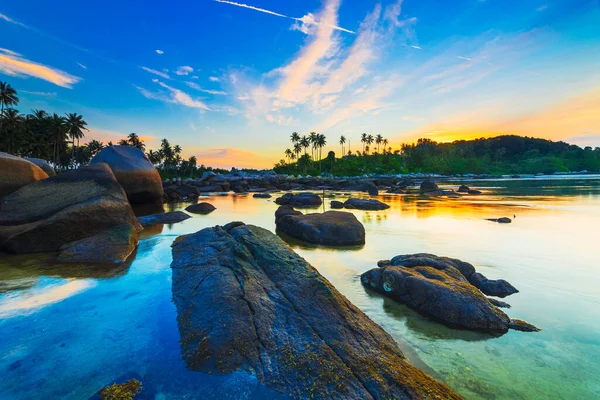 Krásný Východ Slunce Mezi Plážovými Skalami Ostrova Trikora Bintan — Stock fotografie