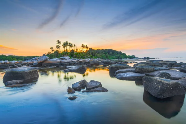 Krásný Východ Slunce Mezi Plážovými Skalami Ostrova Trikora Bintan — Stock fotografie